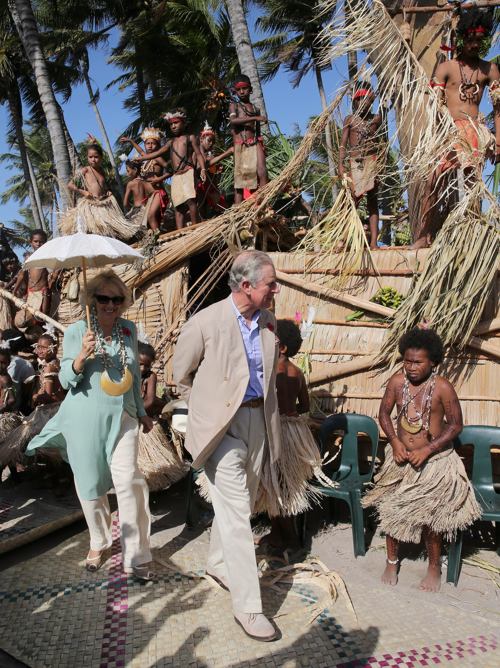 Принц Чарльз и Камилла в Папуа – Новой Гвинее посетили культурное мероприятие туземцев