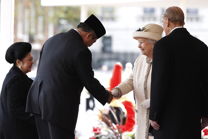 Королева Елизавета II принимала в Букингемском  дворце президента Индонезии с супругой