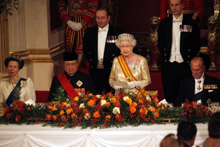 Королева Елизавета II принимала в Букингемском  дворце президента Индонезии с супругой