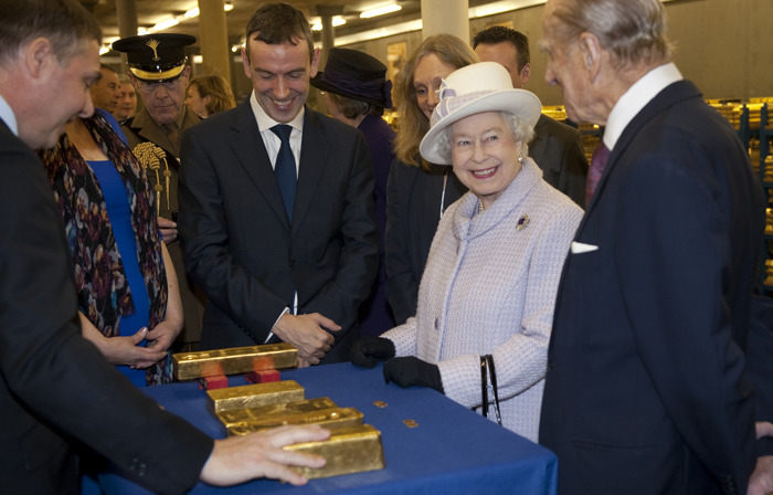 Королева Елизавета II проверила золотые запасы королевства