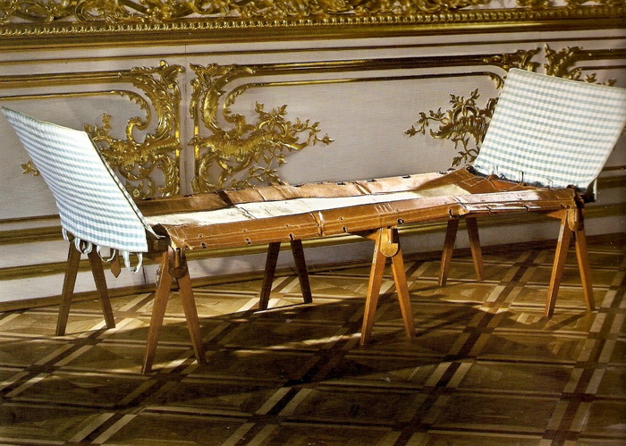 Походная кровать в императорской спальне.  Фото: tsarselo.ru
