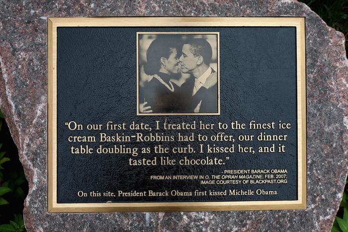 Первый поцелуй Барака и Мишель Обама запечатлён на памятном фото в Чикаго