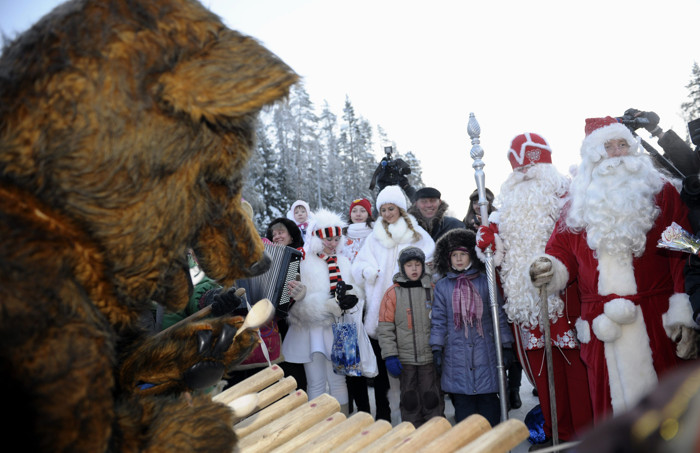Встреча Деда Мороза и Санта-Клауса на границе с Финляндией в Лаппеенранте
