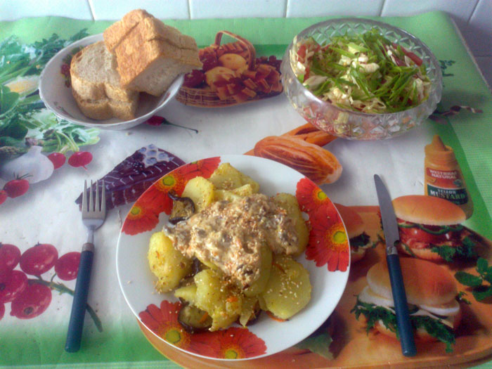 Картофель и баклажаны под сливочно-грибным соусом
