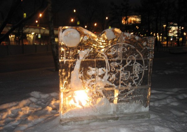 Выставка ледяных скульптур проходит на жарком пляже Петербурга. Фоторепортаж