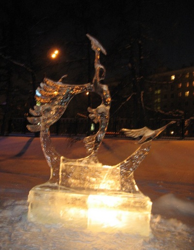 Выставка ледяных скульптур проходит на жарком пляже Петербурга. Фоторепортаж