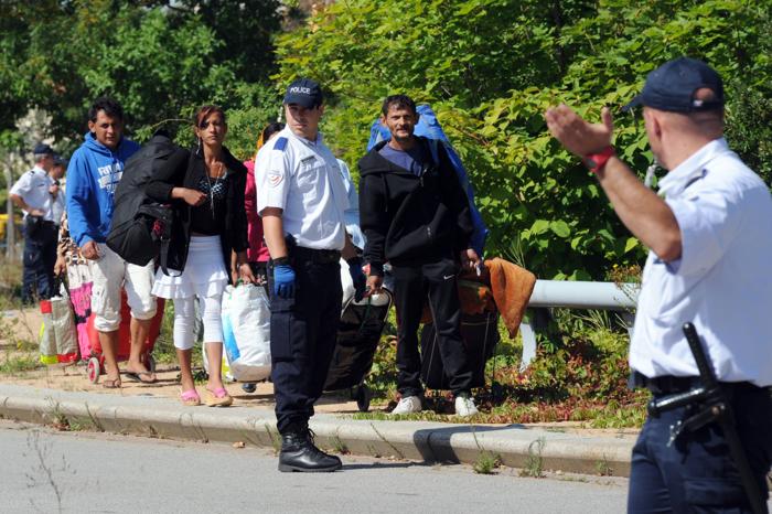 Выселение цыган из лагерей вызвало споры во Франции