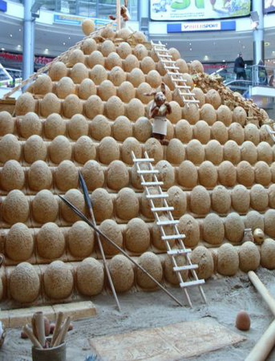 Пирамида из яиц, построенная сорока одним пасхальным зайцем. Фотообзор