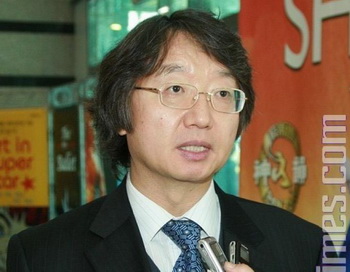Пак Юн Сеоп, бывший председатель объединения художников и деятелей культуры, был тронут представлением. Фото: Великая Эпоха (The Epoch Times)