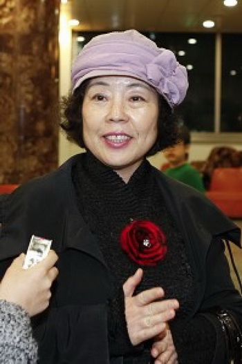 Г-жа Чжон Сук обучает литературе. Фото с сайта theepochtimes.com    