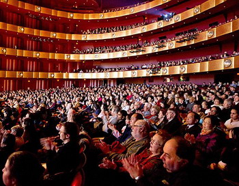 Нью-Йоркская компания Shen Yun Performing Arts выступила с аншлагом в театре Дэвида Х. Коха в Линкольн-Центре в воскресенье 16 января 2011. Фото: Дай Бин / Великая Эпоха (The Epoch Times) 