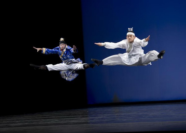 Рик Ли и Уильям Ли исполняют танец «Seven Step Poem». Фото: Dai BING/Великая Эпоха /The Epoch Times