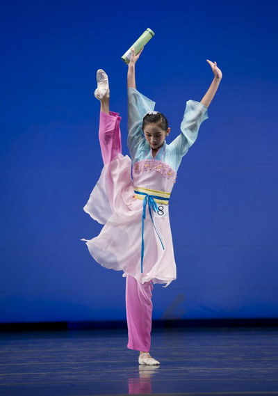Юная участница конкурса Анджелия Ван исполняет «Танец весны». Фото: Dai BING/Великая Эпоха /The Epoch Times