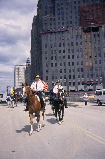 Эскорт конной полиции: конные офицеры сопровождают  торжественное  шествие. Фото с сайта  theepochtimes.com