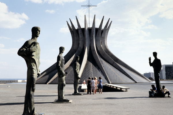 Оскар Нимейер – выдающийся бразильский архитектор. Из серии "О 100 гениях современности"