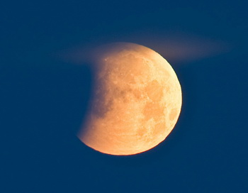 Луна практически полностью состоит из той же материи, из которой состояла Земля на заре солнечной системы.AFP/Getty Images
