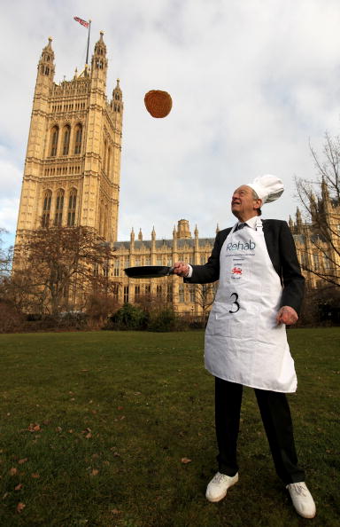 Английские парламентарии подбрасывают блины во время ежегодной Блинной гонки, вторник масленицы, 9   февраля 2010 г., Лондон. Фото: Oli Scarff/Getty Images 