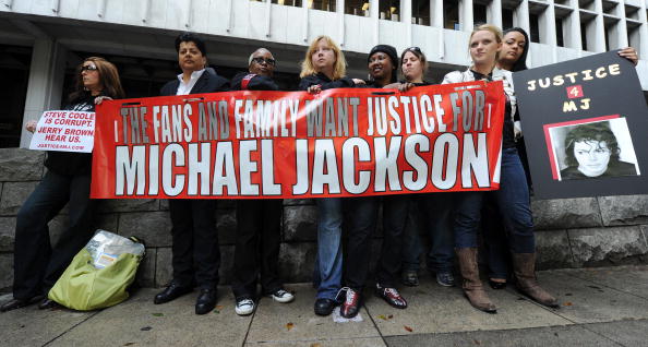 Поклонники Майкла Джексона выступили с требованием наказать врача певца. Фоторепортаж