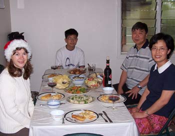 Мы сидели за праздничным столом и рассказывали о традициях и особенностях празднования   Нового года в России и Китае. Фото из семейного альбома Джинру