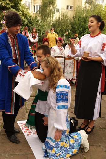 Свадебный обряд, связанный с караваем. Фото: Владимир Бородин/The Epoch Times