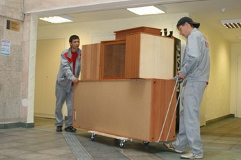 Услуга по вывозу для утилизации старой мебели. Фото с uborkachisto.ru