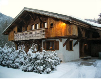 Вариант альпийского каркасного дома с пологой двухскатной крышей, выполненный в архитектурном стиле под шале. Фото с сайта effp.ru
