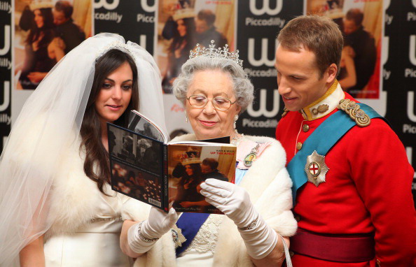 Двойники принца Уильяма  и  Кейт  Миддлтон сыграли псевдосвадьбу. Фото: GEOFF CADDICK/AFP/Getty Images