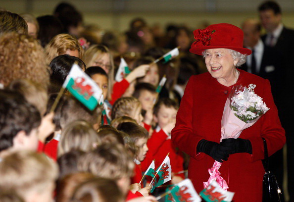 Елизавета II побывала на авиабазе Valley на острове Англси в гостях у внука, принца Уильяма. Фото: WPA Pool, Indigo /Getty Images