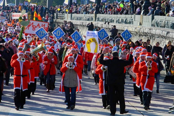 Деды Морозы устроили в Ялте парад. Фото: Алла Лавриненко/Великая Эпоха (The Epoch Times)