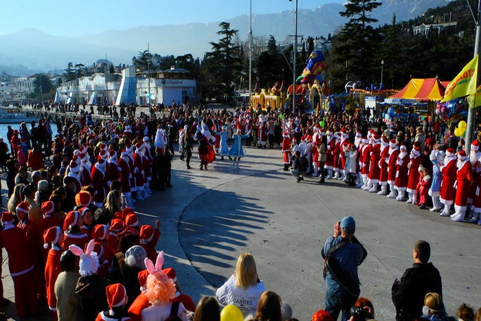Деды Морозы устроили в Ялте парад. Фото: Алла Лавриненко/Великая Эпоха (The Epoch Times)
