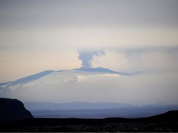 Пепел и дым вулкана Эйяфьяллайекюль, наблюдаемого из Вестманнаэйяр, Исландия, 20 апреля 2010 г. Фото: Emmanuel Dunand /AFP /Getty Images