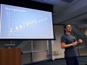 Марк Цукерберг, основатель Facebook, 6 июля в Калифорнии объявляет о новых возможностях, которыми стал располагать Facebook, включая видео-чат и групповой чат. Фото: Justin Sullivan/Getty Images