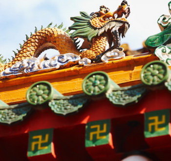В Китае свастика - это символ Мужского (Ян)  и Женского (Инь) начал, символ вращения миров и Вселенной. Фото:  Nash Photos/Getty Images
