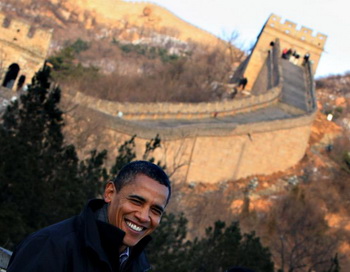 Президент Барак Обама у Великой китайской стены 18 ноября 2009 г. во время его визита в Китай, где обсуждались вопросы экономики, торговли и изменения климата.  Фото:  Feng LI/Getty Images 
