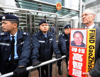 Адвокат Джон Кланси (справа), член группы правозащитников, выступающих за освобождение пекинского адвоката-правозащитника Гао Чжишена, во время пикета в Гонконге 4 февраля 2010 г. Гао был похищен из своего дома 4 февраля 2009 и его местонахождение до сих пор неизвестно. Фото: Mike Clarke/AFP/Getty Images