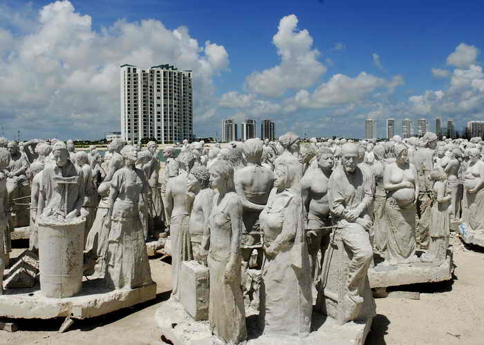 Скульптуры британского художника Джейсона де Caires на пляже в Канкуне. Фото: JOSE DOMINGUEZ/AFP/Getty Images  