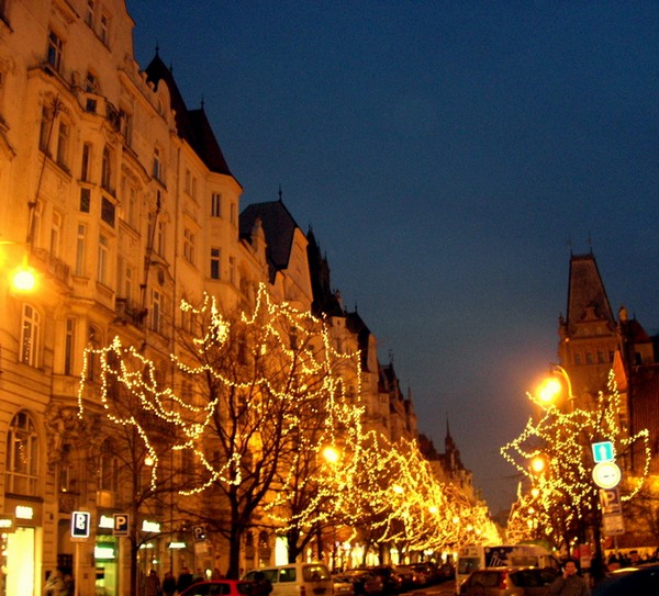 Новый год и Рождество в Чехии. Гирлянды на улицах Праги. Фото: Алла ЛАВРИНЕНКО/ Великая Эпоха (The Epoch Times)