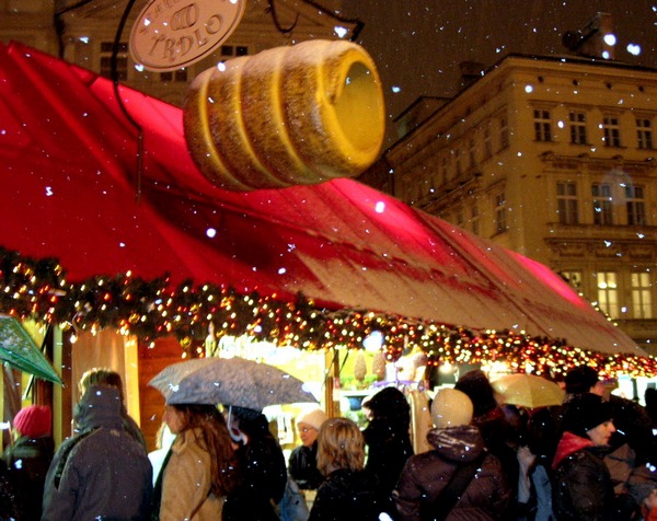 Новый год и Рождество в Чехии. Свежеиспеченная булочка-спираль «трдло» притягательна.Фото: Алла ЛАВРИНЕНКО/ Великая Эпоха (The Epoch Times)