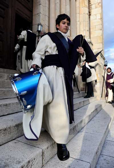 Замора, Испания. Молодой человек, выходящий из храма после покаяния. Фото: Jasper Juinen/Getty Images