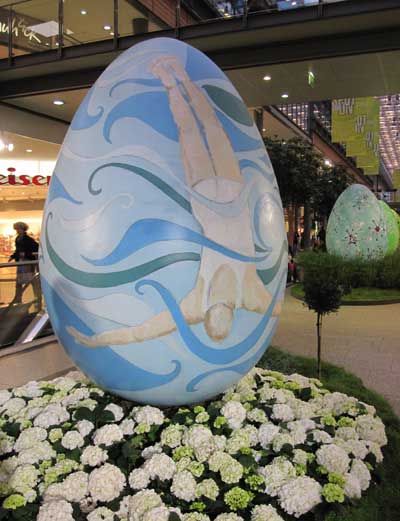 Пасхальные яйца в виде инсталляций в торговом центре. Фотообзор