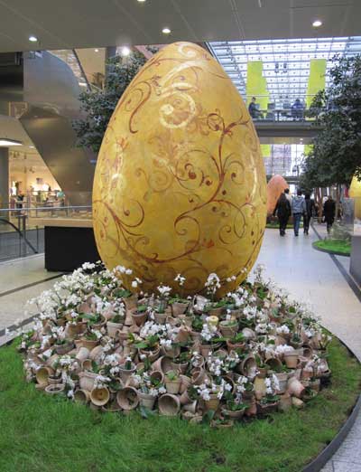 Пасхальные яйца в виде инсталляций в торговом центре. Фотообзор