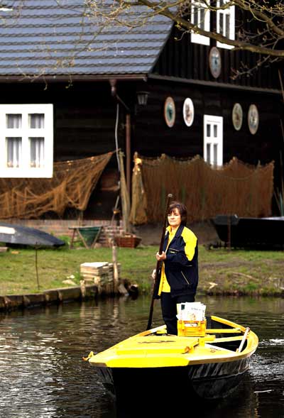 «Водный» почтальон-женщина в Германии. Фото: Sean Gallup/Getty Images