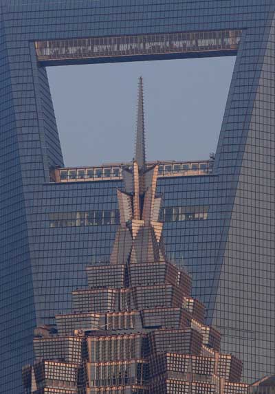 Expo 2010.  Здание Чжин Мэо Тауэр на фоне здания Финансового центра в Шанхае. Фото: Feng Li/Getty Images
