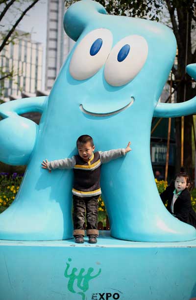 Expo 2010.  Играющие дети у символа Международной выставки. Фото: Feng Li/Getty Images
