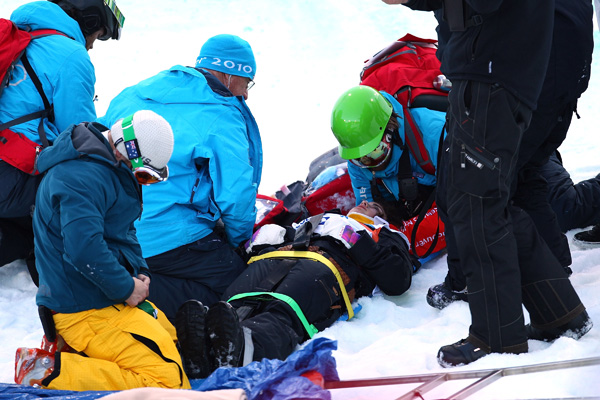 Олимпиада в Ванкувере. Сноубординг.Испанскую сноубордистку Керальт Кастельет готовят к транспортировке в больницу. Фото:Alex Livesey/Getty Images Sport 