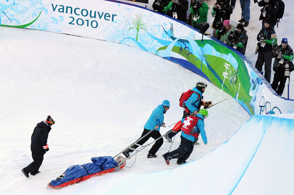 Олимпиада в Ванкувере. Сноубординг.Керальт Кастельет вывозят с халфпайпа. Фото:ADRIAN DENNIS/Getty Images Sport 