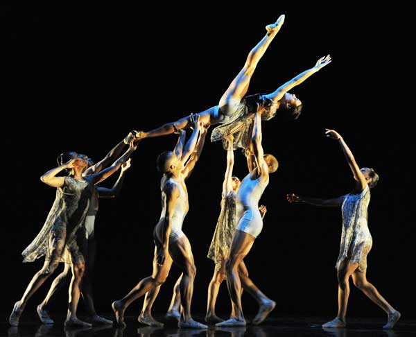 Американский театр танца Элвина Эйли. Фото:  TIMOTHY A. CLARY/AFP/Getty Images