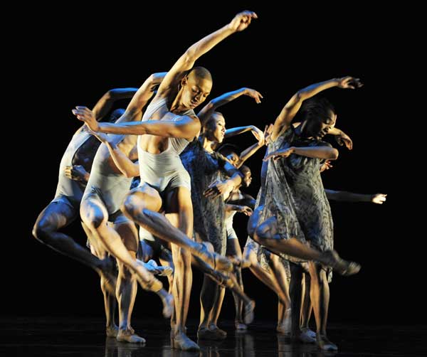Американский театр танца Элвина Эйли. Фото:  TIMOTHY A. CLARY/AFP/Getty Images