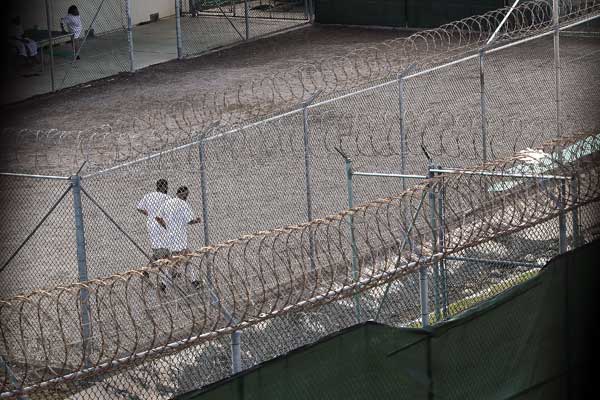 Гуантанамо (Куба). Некоторые задержанные на прогулке в секторе VI бегают трусцой. Фото:  PAUL J. RICHARDS/AFP/Getty Images