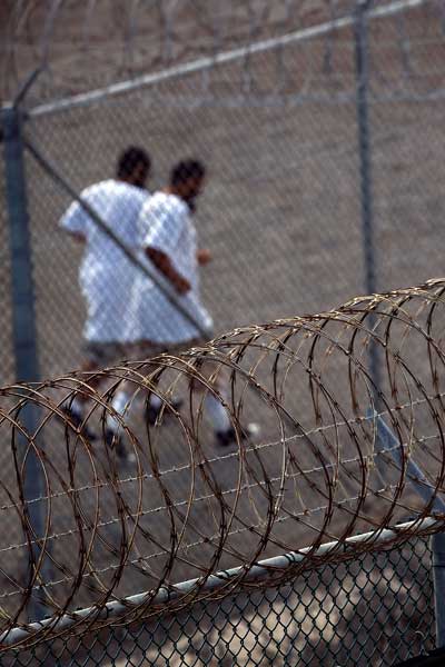 Гуантанамо (Куба). Некоторые задержанные на прогулке в секторе VI бегают трусцой. Фото:  PAUL J. RICHARDS/AFP /Getty Images